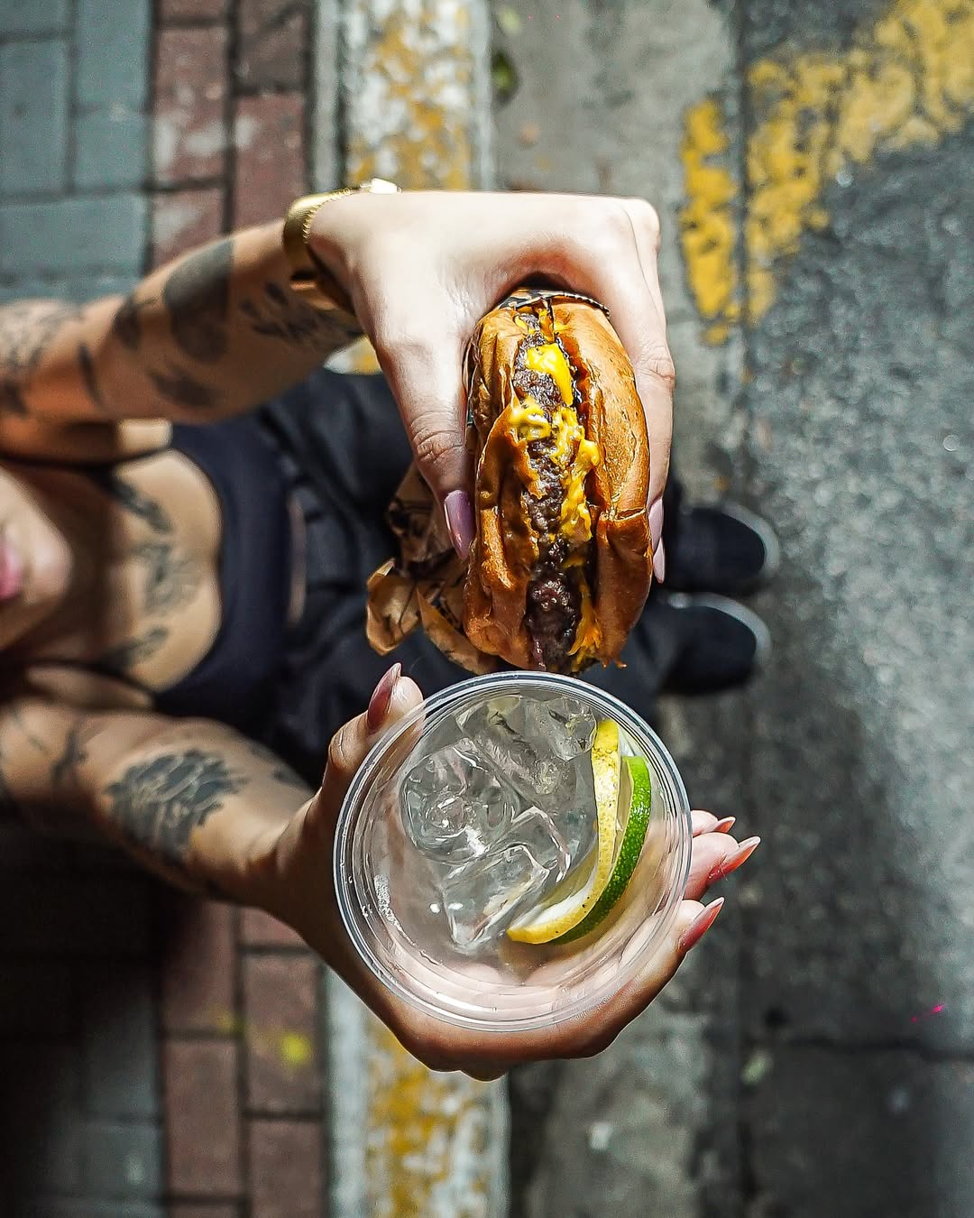 Hoje-é-dia-de-extravasar-no-Extranjero_-_-Burgers-artesanais-que-são-pura-explosão-de-sabor_-drinks-