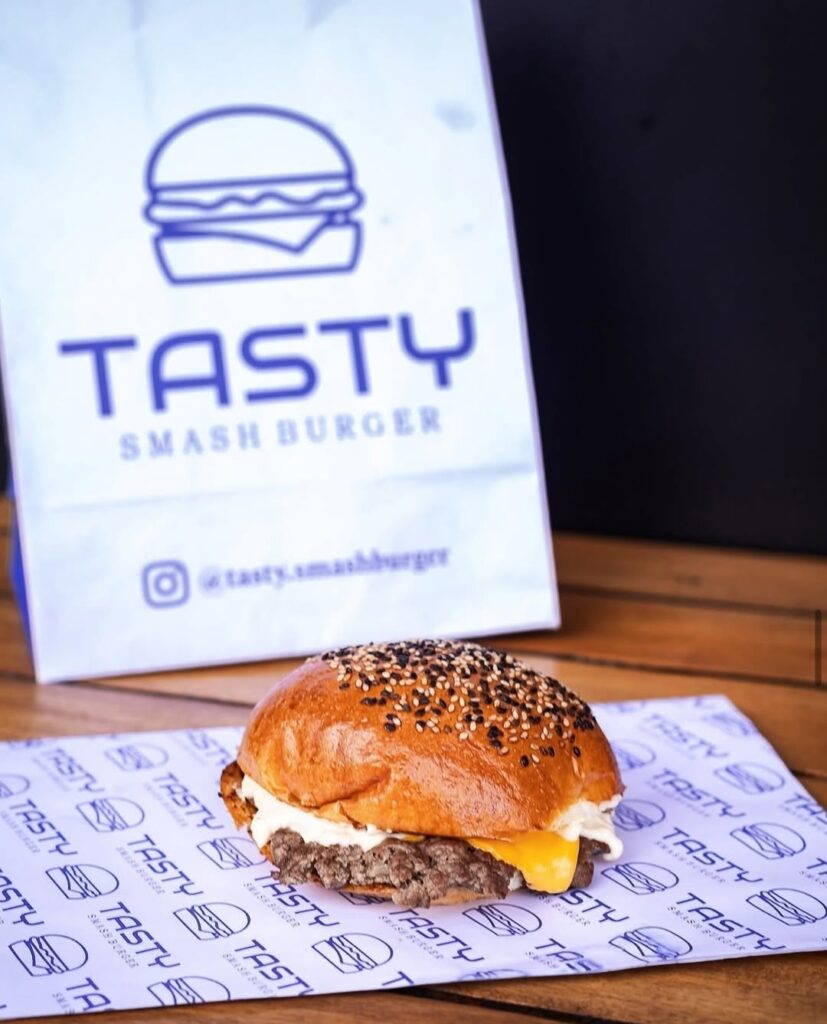 Zero defeitos 😎🔵 Tasty Smash Burger 🔵🍔 Smashburgers amassados com amor 🫶🏻🎡 @parquecapivari#smashburger #smashburgers #camposdojordao #camposdojordão #tastysmashburger