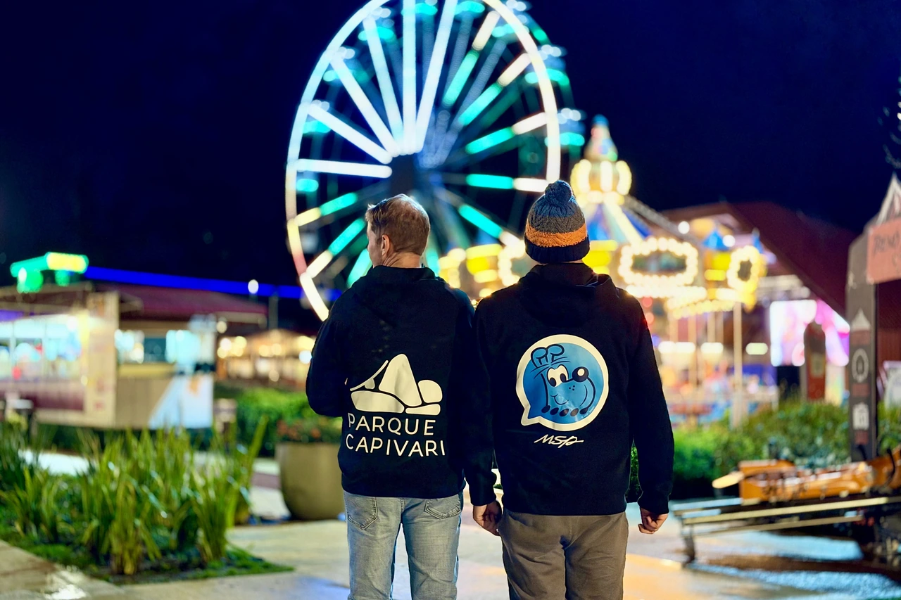 Representantes do Parque Capivari e da MSP diante da roda-gigante iluminada